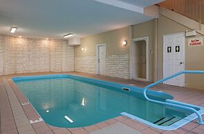 Riverland Inn & Suites
