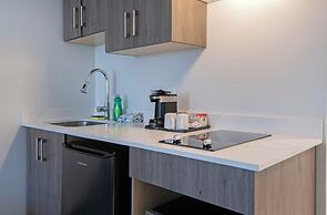 Riverland Inn & Suites
