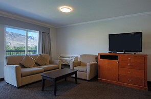 Riverland Inn & Suites