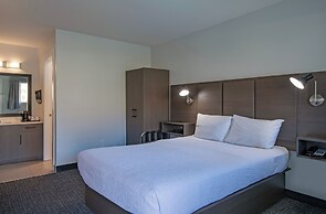 Riverland Inn & Suites