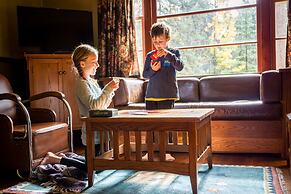 Johnston Canyon Lodge and Bungalows