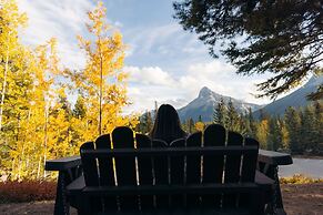 Johnston Canyon Lodge and Bungalows