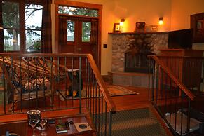 Johnston Canyon Lodge and Bungalows
