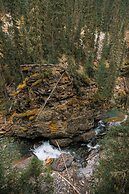 Johnston Canyon Lodge and Bungalows