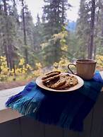 Johnston Canyon Lodge and Bungalows