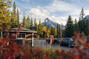 Johnston Canyon Lodge and Bungalows