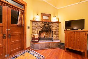 Johnston Canyon Lodge and Bungalows