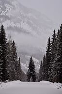 Johnston Canyon Lodge and Bungalows