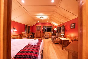 Johnston Canyon Lodge and Bungalows