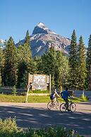 Johnston Canyon Lodge and Bungalows