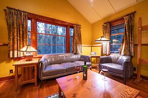 Johnston Canyon Lodge and Bungalows