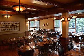 Johnston Canyon Lodge and Bungalows