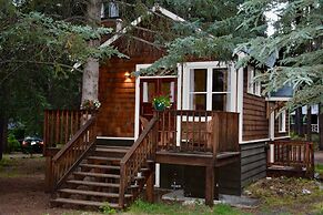 Johnston Canyon Lodge and Bungalows