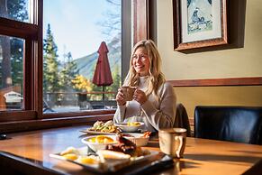 Johnston Canyon Lodge and Bungalows