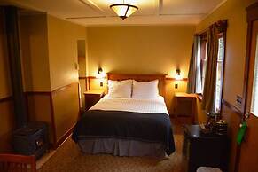 Johnston Canyon Lodge and Bungalows