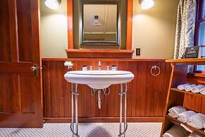 Johnston Canyon Lodge and Bungalows
