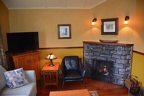 Johnston Canyon Lodge and Bungalows