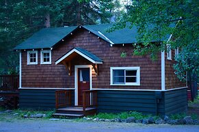 Johnston Canyon Lodge and Bungalows
