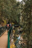 Johnston Canyon Lodge and Bungalows