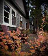 Johnston Canyon Lodge and Bungalows