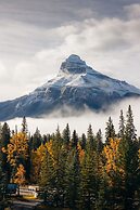 Johnston Canyon Lodge and Bungalows