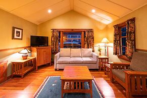 Johnston Canyon Lodge and Bungalows