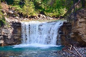 Johnston Canyon Lodge and Bungalows