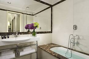 Leon's Place Hotel