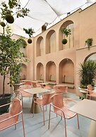 Leon's Place Hotel