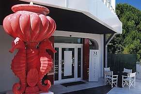 M Glamour Hotel