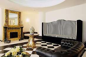 M Glamour Hotel