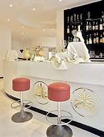 M Glamour Hotel