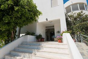 Leonidas Hotel and Studios