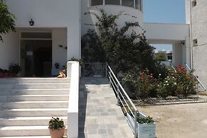 Leonidas Hotel and Studios