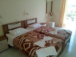 Leonidas Hotel and Studios