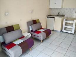 Leonidas Hotel and Studios