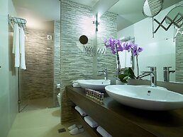 Elotis Suites