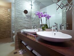 Elotis Suites