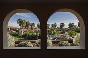 Lantana Resort Hotel & Apartments