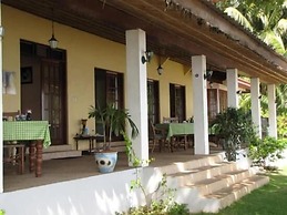 Las Flores Country & Beachside Hotel