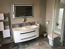 The Raven Hotel - Inn