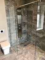 The Raven Hotel - Inn