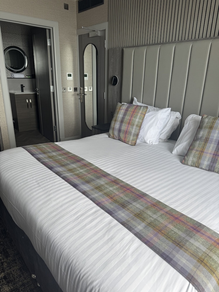 The Knowes Hotel & Restaurant