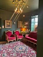 Queens Court Hotel