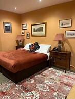 Queens Court Hotel