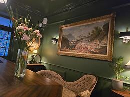 Queens Court Hotel