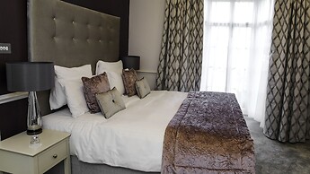 Queens Court Hotel