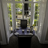 Queens Court Hotel