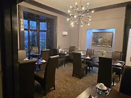 Queens Court Hotel