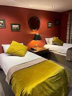 Queens Court Hotel